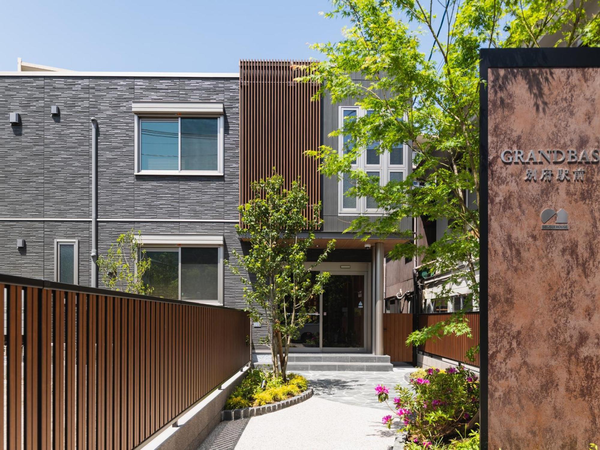Grand Base Beppu Ekimae Aparthotel Exterior foto